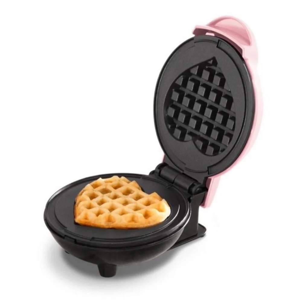 New Dash pink heart waffle maker, perfect for Valentines Day, never used!